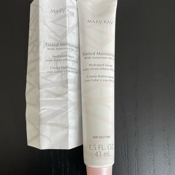 SOLD!!!Mary Kay Tinted Moisturizer With Sunscreen SPF20!! 💕 - Picture 8 of 9